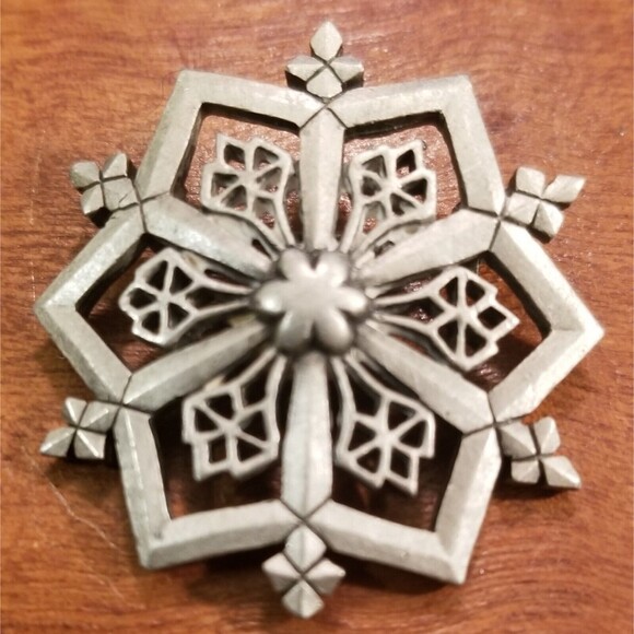 Vintage Pewter Snowflake Brooch Pin 1.4" Diameter - Picture 2 of 3